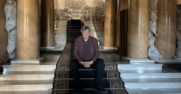 "Країна у війні, але все працює": вийшов фільм актора Стівена Фрая про поїздку в Україну (відео)