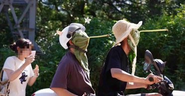 Похожи на гигантских комаров: в Китае входят в моду маски от солнца из листьев лотоса (фото)