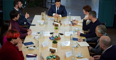 Давай влаштуємо свято – маленький переворот. Чому Бутусову не варто було принижувати Зеленського