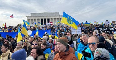 "Кричали "Слава Украине!": Вэнс заявил, что протестующие преследовали его 3-летнюю дочь