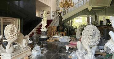 Належала мільярдеру: чоловік найшов занедбану віллу із золотими люстрами (відео)