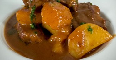 Телятина, томлена з картоплею: рецепт смачної страви від одесита