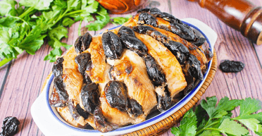 Запечена свиняча вирізка з чорносливом у духовці: рецепт святкової страви