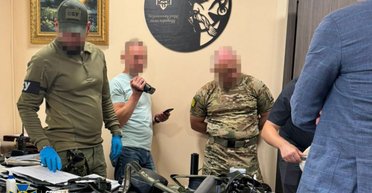 "Заработали" на уклонистах 1 млн долларов: СБУ задержала двух руководителей ТЦК Киевщины (фото)