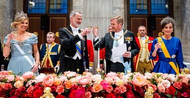 Тіари та розкішні сукні: королівські родини Іспанії та Нідерландів влаштували пишний банкет (фото)