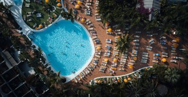 Битва за шезлонги: на курортах Европы возникают конфликты из-за мест у бассейнов (видео)