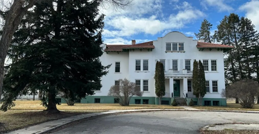 Роскошное поместье продается за $10 долларов, но желающих его купить пока нет (фото)