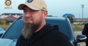 Еле ворочает языком: в сети появились новые кадры с "полуживым" Кадыровым (видео)