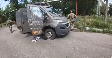 Сетки не спасли: дрон "Молния" ударил по "Белым ангелам", которые везли раненых (видео)