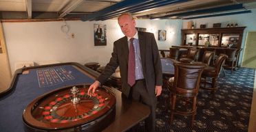 Знесли бульдозерами: мільйонер 10 років боровся за "найкращий чоловічий барліг" (фото)