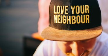 Бережіть своїх сусідів: як люди, що живуть поруч, стають частиною вашого світу