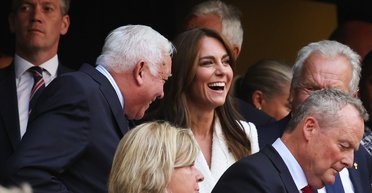 Кейт Міддлтон з'явилася на публіці у Франції в елегантному чорно-білому ансамблі (фото)