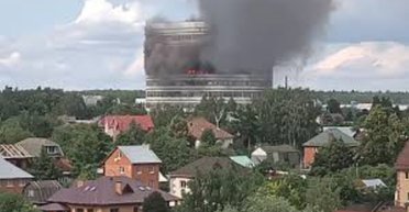 В здании прогремел взрыв, а пламя разгорелось с новой силой: новые детали пожара во Фрязино