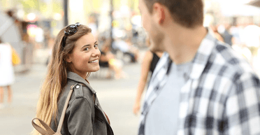 Які фрази під час знайомства можуть дратувати жінок: про що не варто говорити