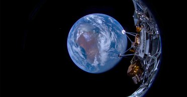 Селфі в космосі на тлі Землі: місячний апарат США зробив перші знімки (фото)