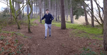 Чоловік зробив 100 тисяч кроків за день: як це вплинуло на його організм (відео)