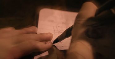 Дівчинка несподівано почала писати невідомою мовою: вона розповідає страшні речі (фото)