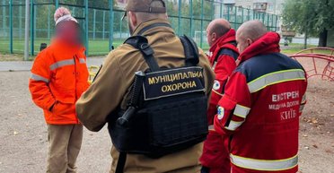 У Києві чоловік вимагав відкрити готель у школі: його забрали санітари