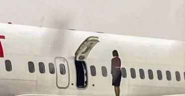 Стюардеса відкрила аварійний вихід й вийшла на крило літака: нащо вона це зробила (фото)