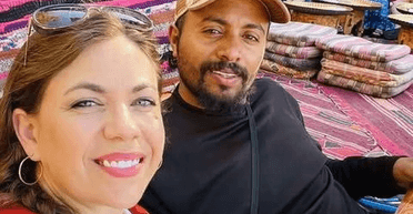 Жінка проміняла міське життя на печери в пустелі, знайшовши кохання через Instagram