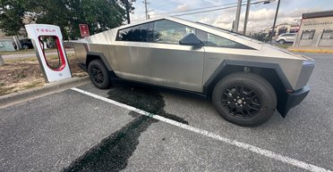 Проехал всего 56 км: пикап Tesla Cybertruck сломался сразу после покупки (фото)