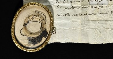 Мрачная реликвия: аноним купил прядь волос Марии-Антуанетты, отрезанную перед казнью