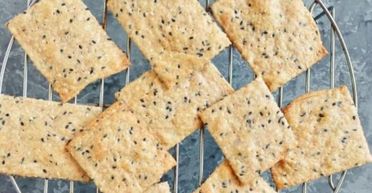 Вы больше не будете покупать чипсы: рецепт домашнего лукового печенья