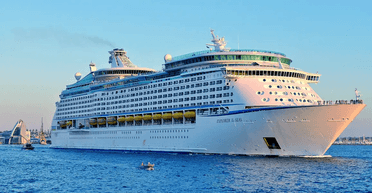 На круїзному лайнері заграла музика з "Титаніка" під час сильного шторму (відео)