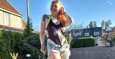 Нове життя: жінка зізналася, як величезне тату вікінга на обличчі врятувало її (фото)