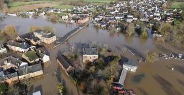Наводнение побило 40-летний рекорд: запад Франции затопило водой (фото, видео)