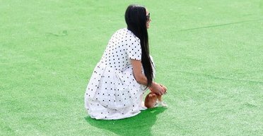 Канни 2024: Демі Мур вигуляла на кінофестивалі улюбленого собаку (фото, відео)