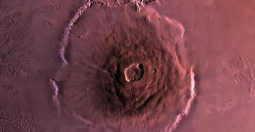 Еверест відпочиває: найвищі гори в Сонячній системі розділяє відстань 1,5 млрд км (фото)