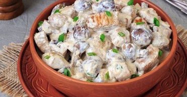 Свинина, тушкована з грибами в сметанному соусі: рецепт поживної страви на вечерю