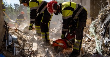 В Киеве уже известно о 28 погибших: спасатели все еще разбирают завалы