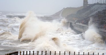 На Великобританию надвигается мощный шторм: отменено движение поездов, что известно