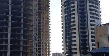 "Подвійне самогубство": у Києві дві дівчини стрибнули з недобудови (відео)