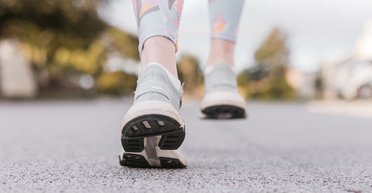 Одна простая и дешевая вещь поможет хорошо отстирать обувь: "Кроссовки идеальные" (фото)