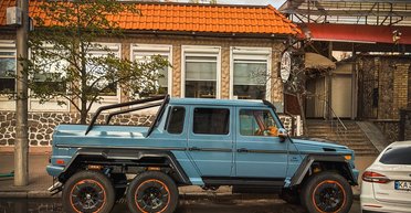 Разючий гігант: у Києві засвітився яскравий шестиколісний "Гелендваген" (фото)