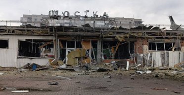 Кілька десятків "Шахедів": росіяни зруйнували залізничний вокзал у Шостці (фото)