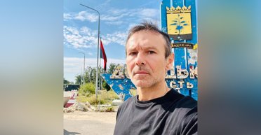 "Бывает, пою под звуки арты": Вакарчук под взрывы выступил для ВСУ в районе Торецка (видео)