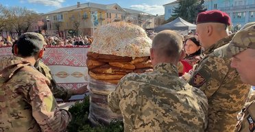 В Волынской области испекли рекордную паску весом 200 кг (видео)