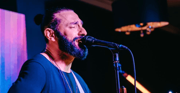 В Киеве 11 подростков разгромили квартиру известного украинского певца (фото)