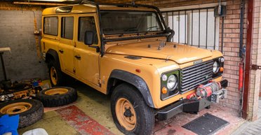 В старом гараже обнаружили знаменитый гоночный внедорожник 90-х (фото)