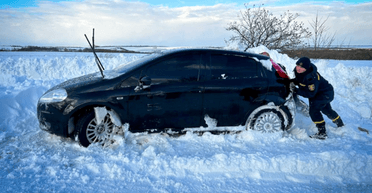 Из-за непогоды в Украине ограничат движение на основных дорогах: перечень трасс (карта)