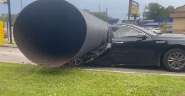 Просто зім'яло: величезна вивіска ресторану впала та затиснула жінку в машині (відео)