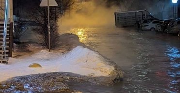 Тонуть і замерзають: у Новосибірську прорвало трубу, без опалення понад 200 об'єктів (відео)