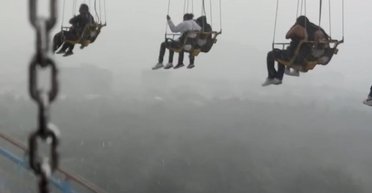 Повисли в повітрі: атракціон із людьми зупинився в розпал потужного шторму (відео)