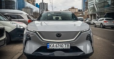 У Києві з'явився недорогий електрифікований кросовер Mazda із запасом ходу 1300 км (фото)