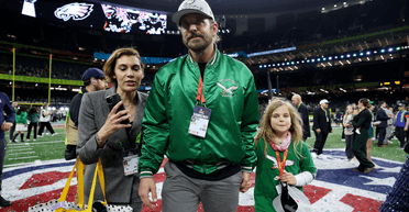 Бредлі Купер з донькою Леєю відвідав "Супербоул-2025" (фото, відео)