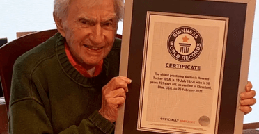 "Я стимулюю свій мозок роботою": 101-річний практикуючий лікар розкрив секрет довголіття